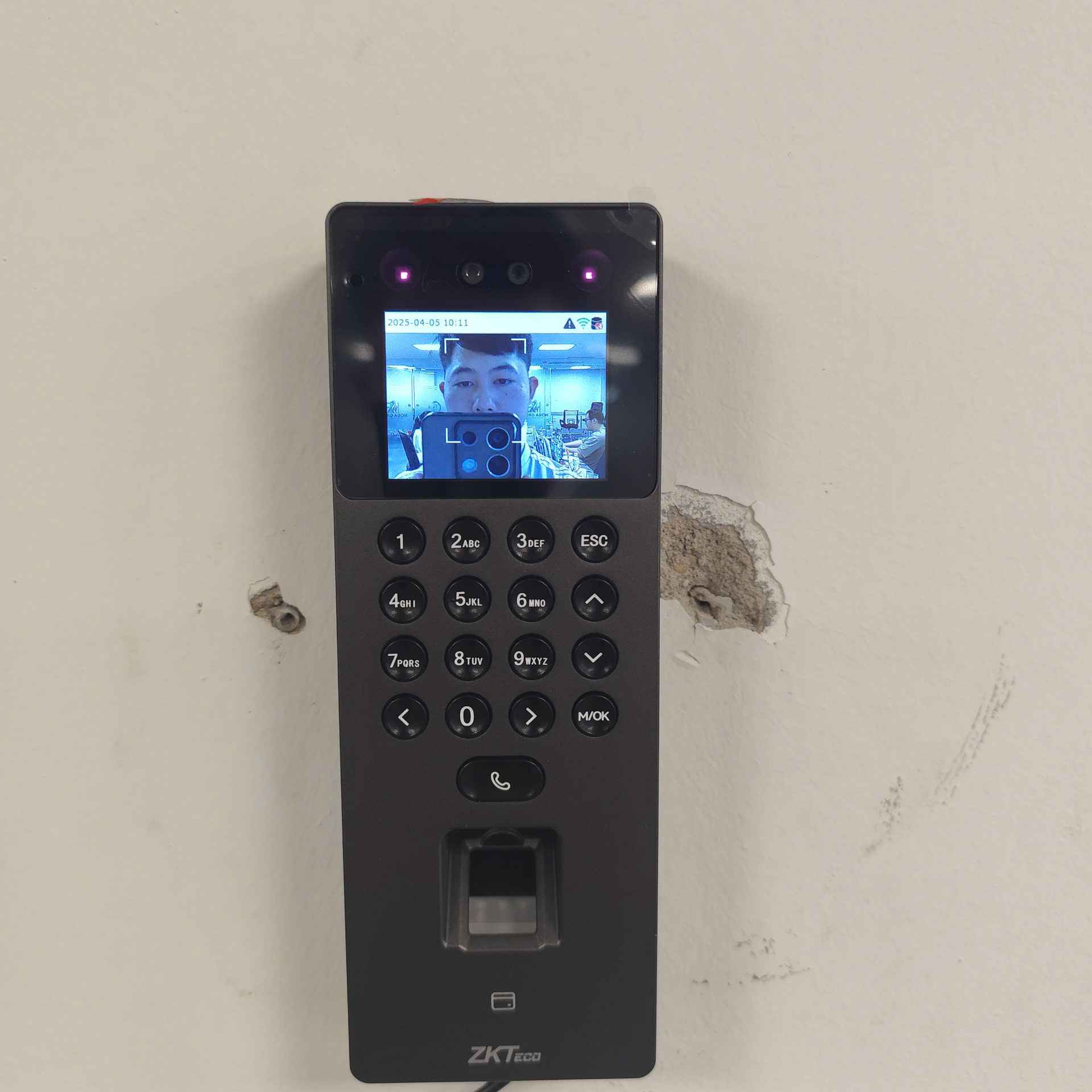Máy chấm công khuôn mặt + vân tay kiểm soát cửa SF900Pro wifi
